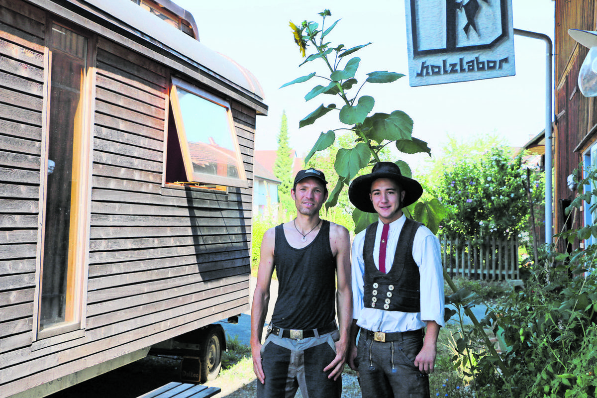 Tobias Jordi (links) beschäftigt immer wieder Schreiner auf der Wanderschaft wie Moritz Spiegel (rechts).