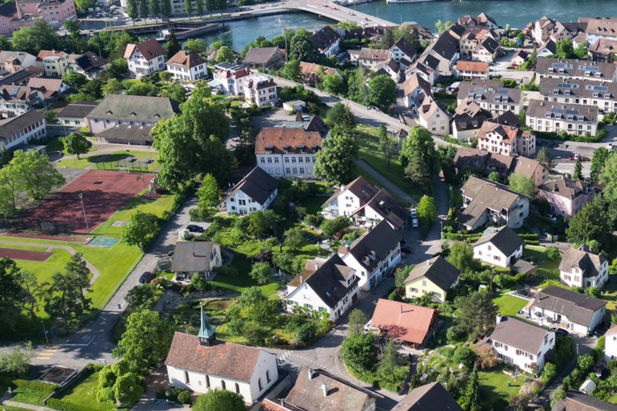 In einem Raum des Zentrums Spilbrett (grosses Gebäude in der Bildmitte,) ist die Decke eingestürzt. Unten die reformierte Kirche.