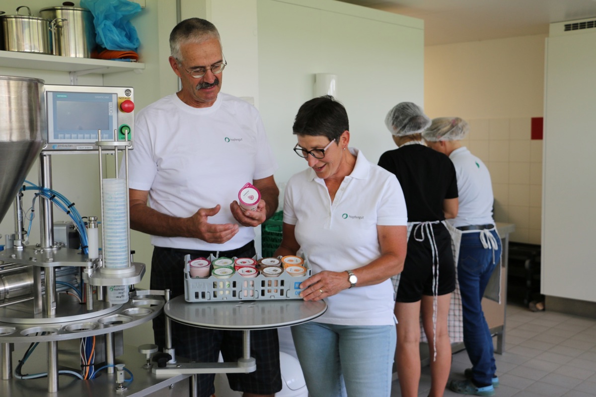 Stefan und Sylvia Ulrich sind überzeugt von der neuen Abfüllmaschine.