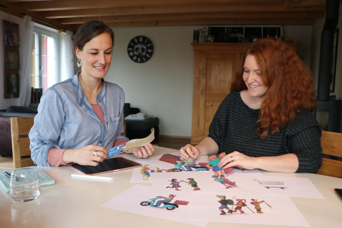 Moni Schmid (links) und Katrin Germann mit den ersten Skizzen ihres Wyland-Wimmelbuches. Die Hauptfiguren des Werks sind Willy und Wanda (in der Hand von Katrin Germann).