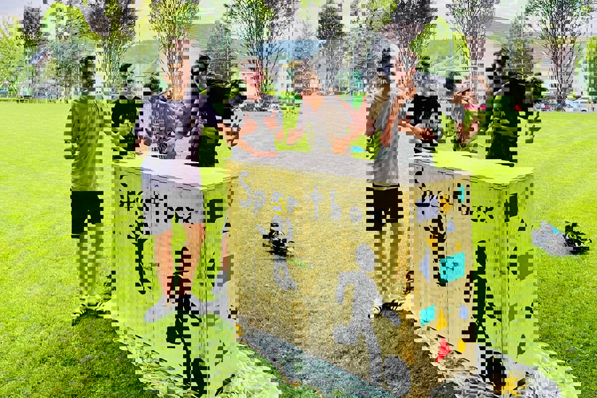Die Sportbox soll den Jugendlichen Möglichkeiten zur Beschäftigung bieten. Die Idee und die Umsetzung lag bei den Mitgliedern des Jugendparlaments.