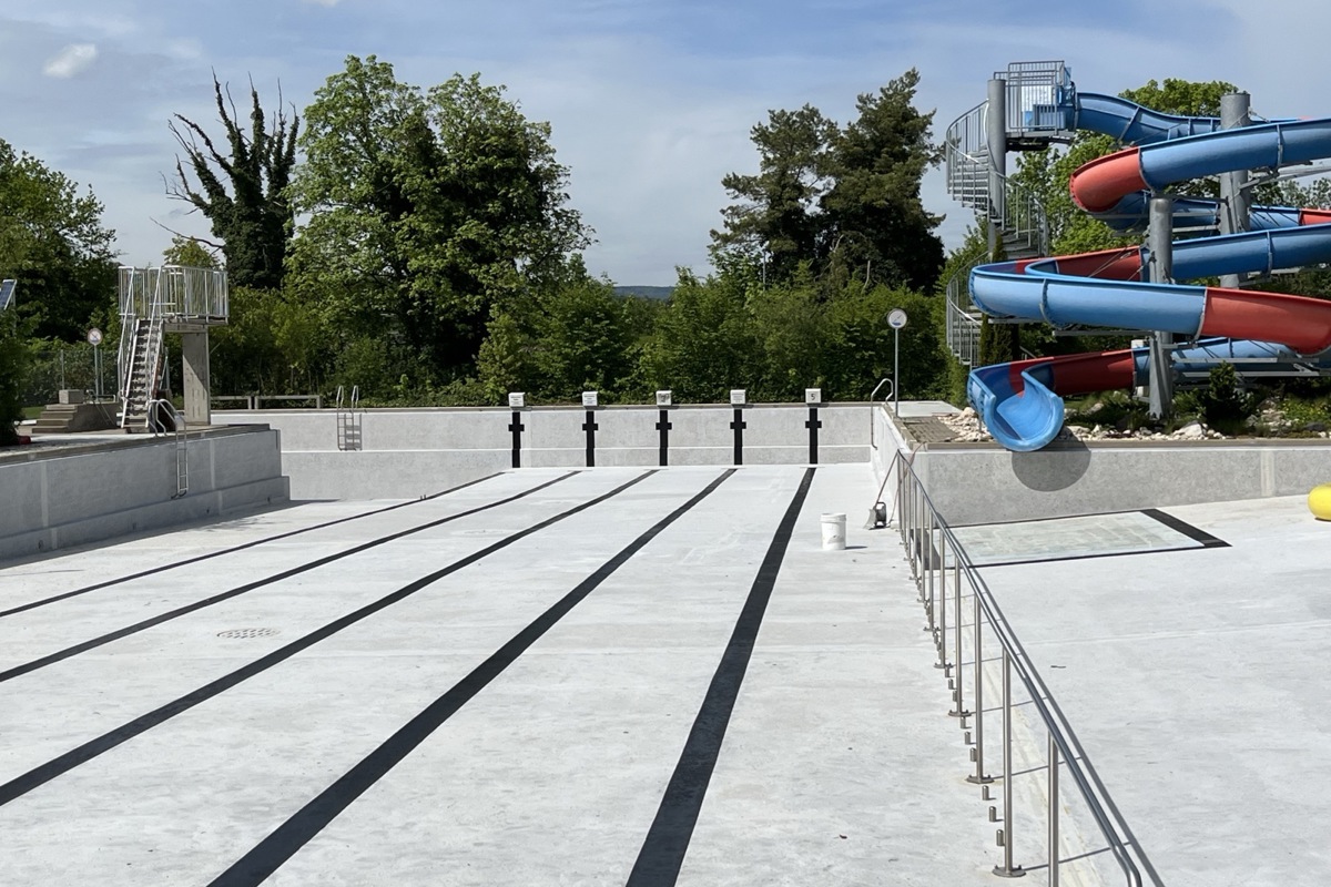 Fein und freundlich zu Haut und Kleidung: Das Freibad hat eine neue zementöse Beschichtung.