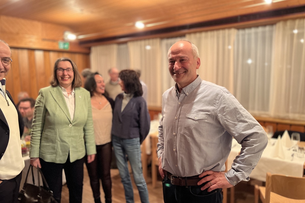 Konrad Langhart feiert mit seinen Mitstreiterinnen (v.l.) Jeannette Wibmer