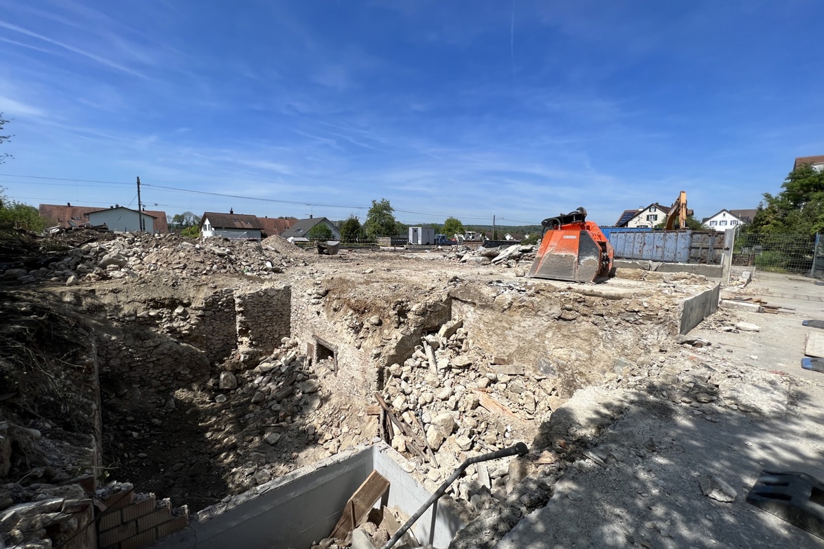 Die Abbrucharbeiten auf dem Schelling-Areal in der Nähe des Bahnhofs Dachsen sind in vollem Gang. Vom Wohnhaus (vorne links) bestehen nur noch die Unterkellerung sowie eine mutmassliche Ölkammer. Im Hintergrund rechts sind die Reste der Grundmauern der Scheune erkennbar. Diese werden in den nächsten zwei Wochen noch vollständig abgebrochen.