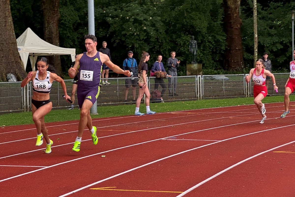 Stabübergabe in der 4x100-Meter-Mixed-Staffel: Ayal Schelling aus Dachsen (ganz links) übernimmt von ihrem Schaffhauser Vereinskollegen Enrico Güntert. 