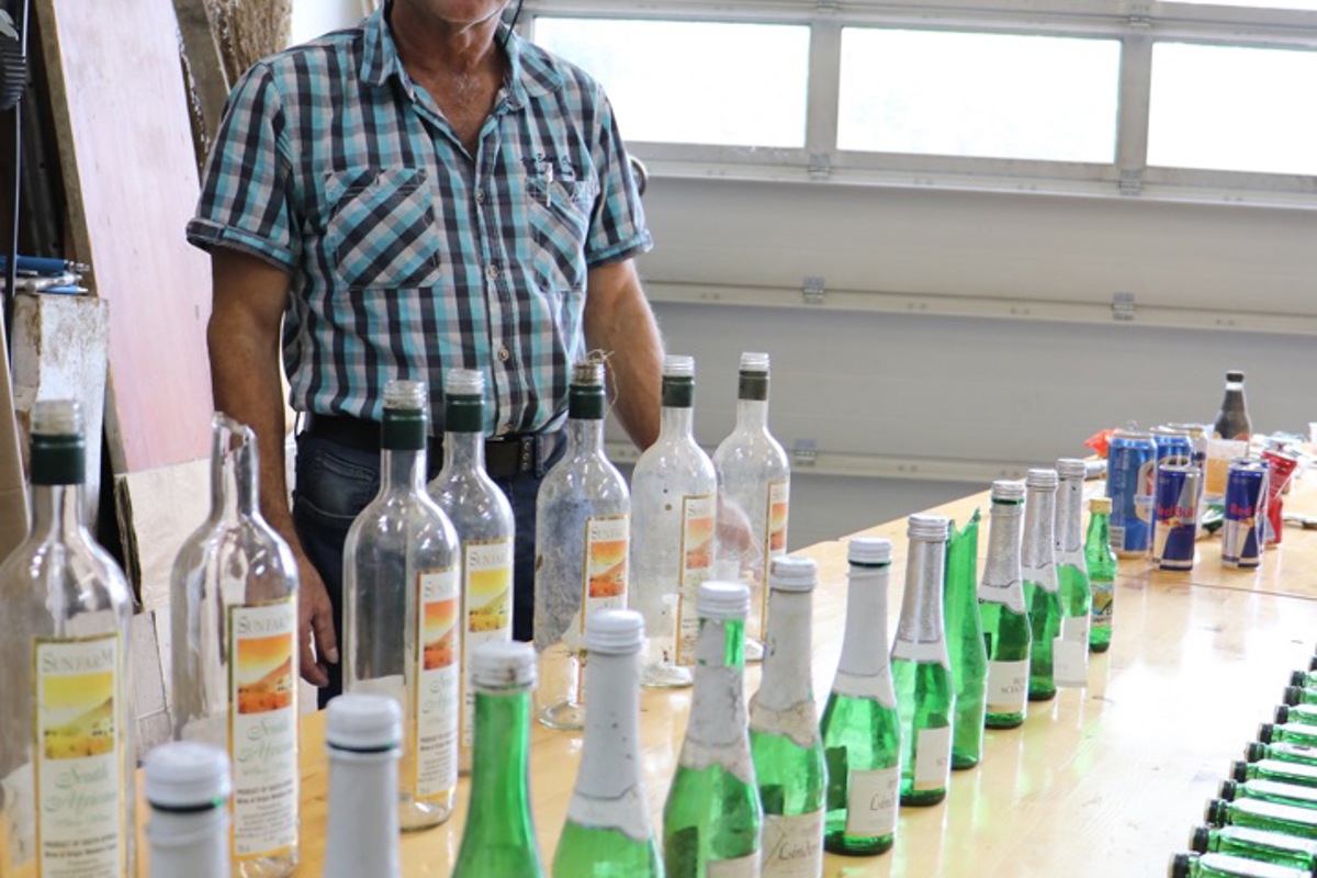 Der Henggarter Landwirt Andreas Furrer hat in etwas mehr als einem Jahr auf wenigen Hundert Metern Wiesenbord über 100 Glasflaschen und weiteren Abfall eingesammelt. Kommen Glassplitter oder Aludosen ins Viehfutter