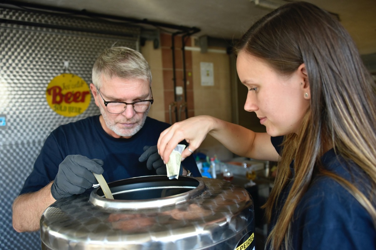 Mitglieder der Stationsbier-Brauerei bei der Arbeit.