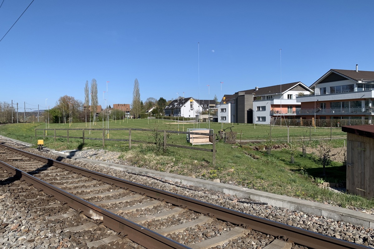 Zwischen Altweg und Bahngleis (Blick Richtung Bahnhof) wird die die Wiese «Im Laufen» überbaut. Vorbild ist der dörfliche Charakter von Andelfingen.