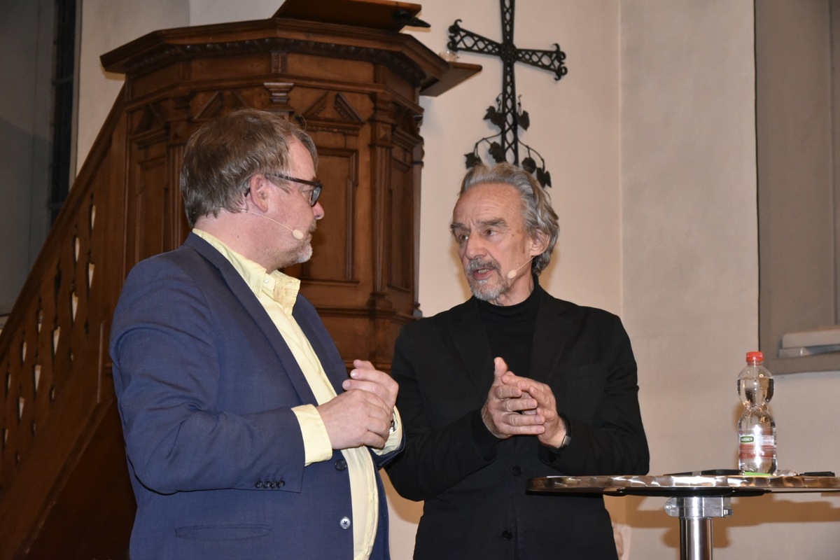 Pfarrer Benjamin Stückelberger (links) sprach mit Patrick Frey, Schauspieler und Kabarettist, über den Glauben.