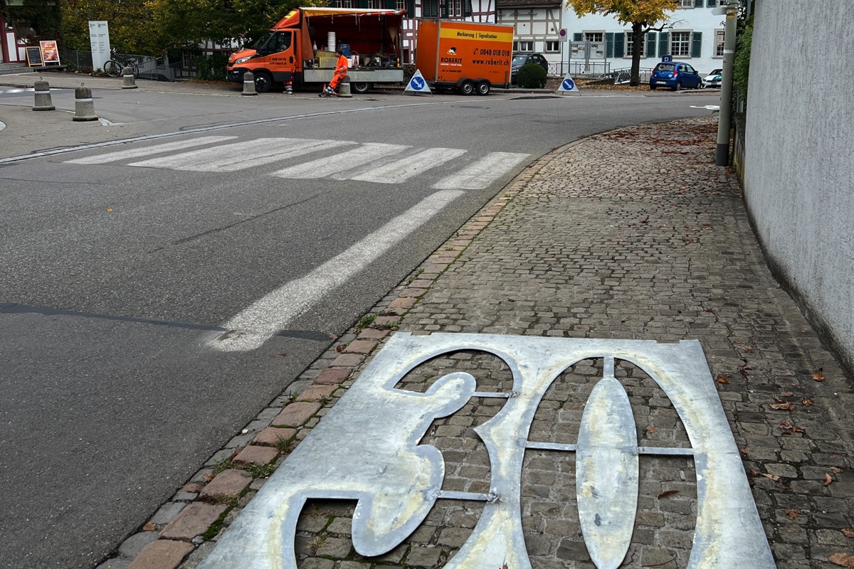 Bei der Signalisation der Tempo-30-Strecke in Andelfingen wurde der Zebrastreifen im Bild entfernt. Jener bei der Kirche durfte bleiben.