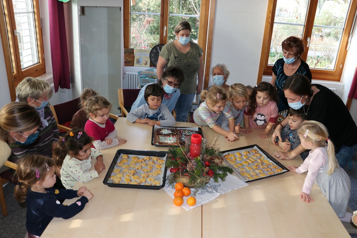 Seniorinnen spielen mit den Kindern