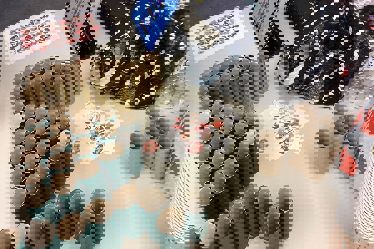 Aus Kartonrollen und weiteren Materialien entstehen Adventskalender.