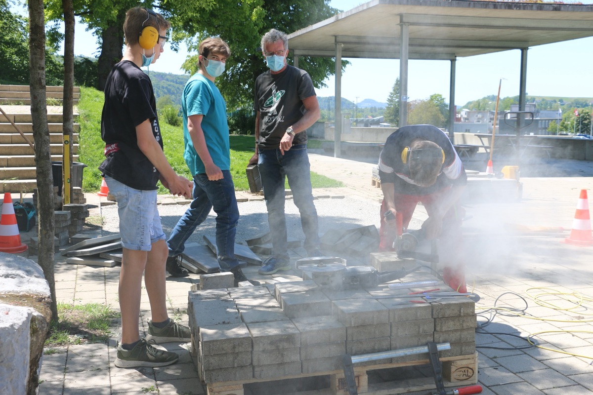 Ein Teil der Schachbrett-Gruppe verlegte auf dem Pausenplatz das Spielbrett aus Betonquadraten.