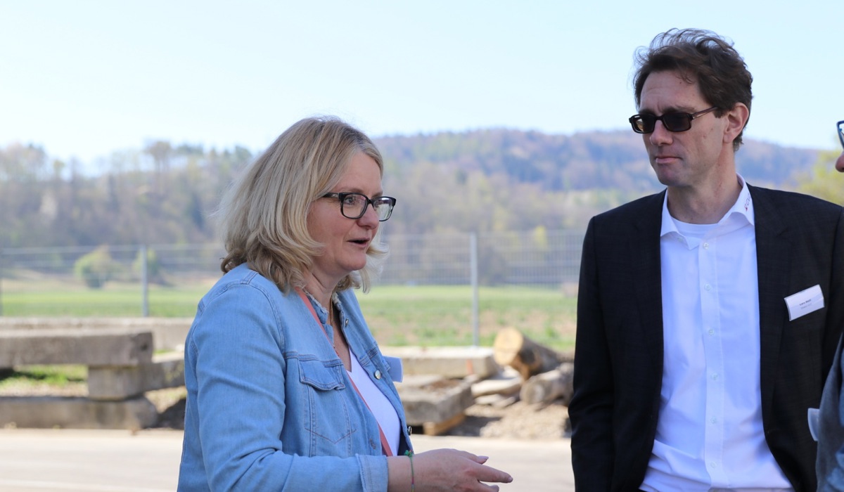 Statthalterin Catherine Nägeli Diethelm Im Gespräch Mit Lars Mülli, Chef Der Gebäudeversicherung GVZ3 Statthalterin Catherine Nägeli Diethelm Im Gespräch Mit Lars Mülli, Chef Der Gebäudeversicherung GVZ3