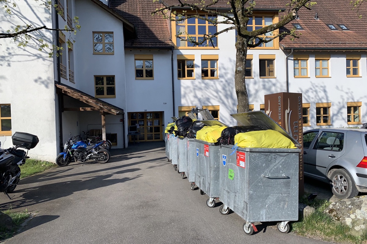 Sinnbildlich für den Mehraufwand: Durch die Arbeit mit Schutzausrüstung