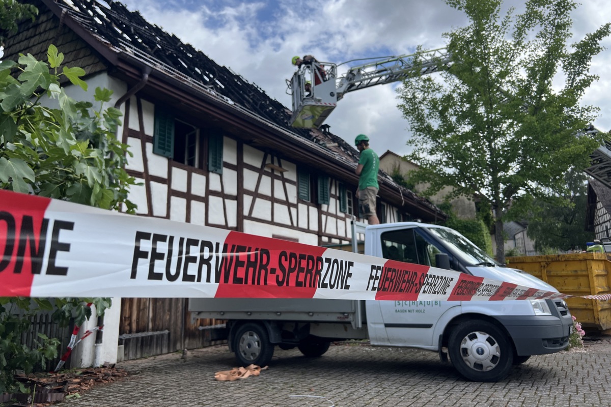 Ende Juni brannte ein Riegelhaus in Andelfingen. Bis zum Wiederbezug ist die Arztpraxis in Humlikon untergebracht.