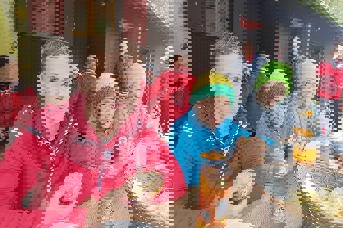 Die junge «Hornussergesellschaft Humlikon» (von links): Tim Berger, David Scheibli und Simon Noseda. Die junge «Hornussergesellschaft Humlikon» (von links): Tim Berger, David Scheibli und Simon Noseda.
