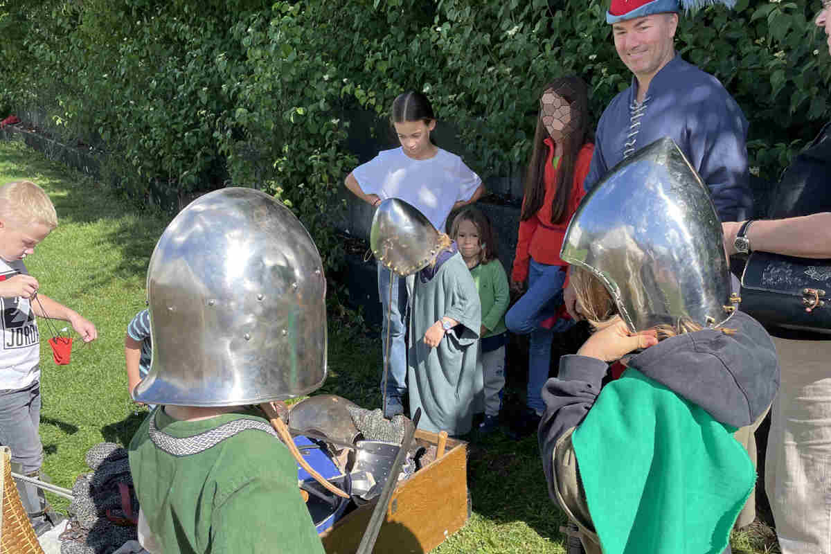Eine Kiste voller Rüstungen, wie sie die Ritter trugen.