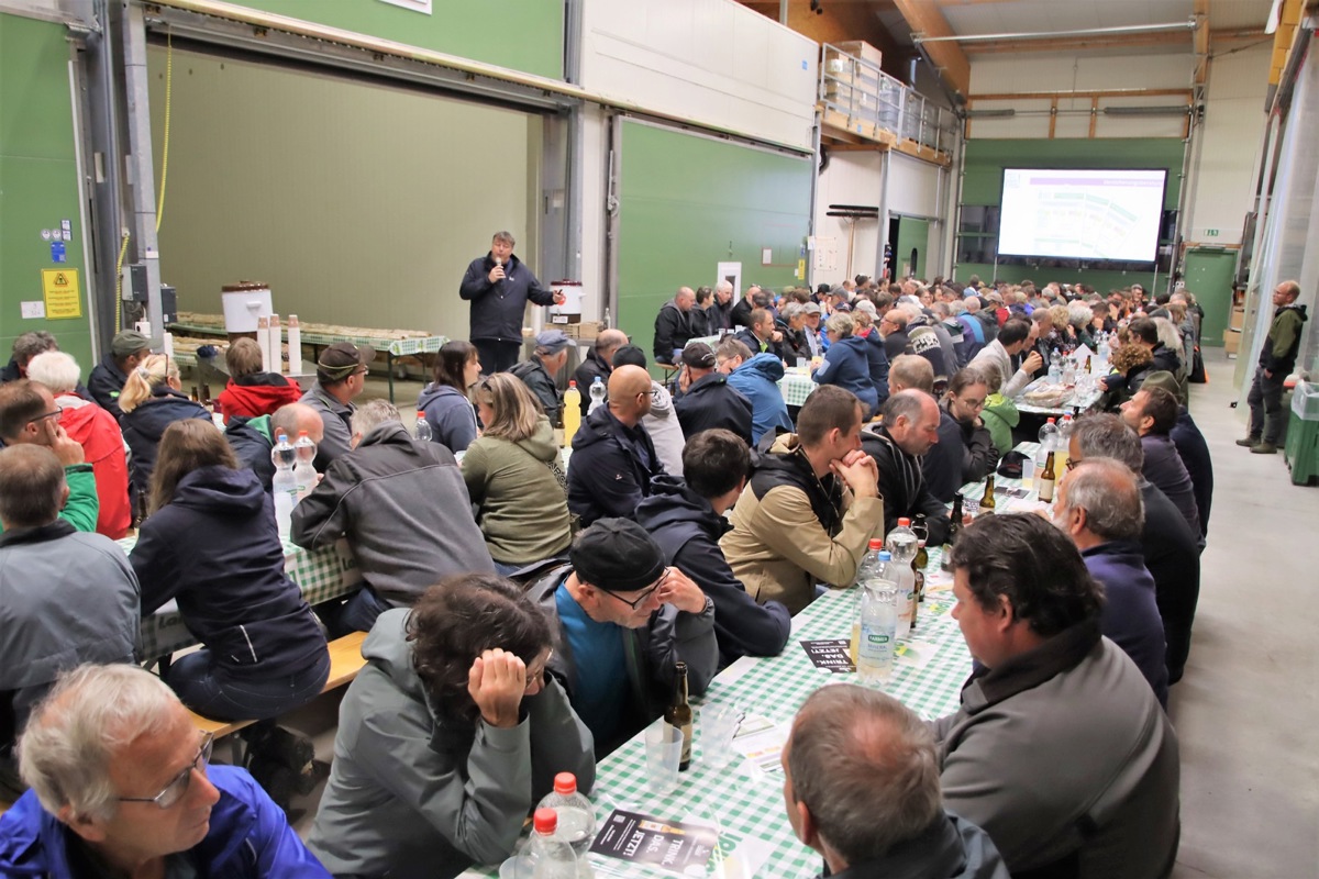 Ferdi Hodel, Geschäftsführer des Zürcher Bauernverbandes (ZBV), begrüsste am vergangenen Puure-Höck über 300 Besucherinnen und Besucher aus der Branche.