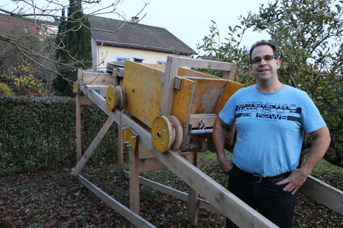 Michael Gut vor seiner selbstgebauten Transportbahn. Für sein Projekt verwendete er 20 Meter Gleise aus Tannenholz und 100 Meter Stahlseil
