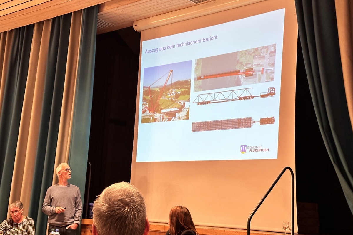 Gemeindepräsident Gilbert Bernath zitierte den technischen Bericht zur Brückensanierung: «Am kostengünstigsten wäre es, die Eisenteile abzumontieren und in einer Halle zu sanieren. Das brächte zwei spektakuläre Transporte mit sich.» Gemeindepräsident Gilbert Bernath zitierte den technischen Bericht zur Brückensanierung: «Am kostengünstigsten wäre es, die Eisenteile abzumontieren und in einer Halle zu sanieren. Das brächte zwei spektakuläre Transporte mit sich.»