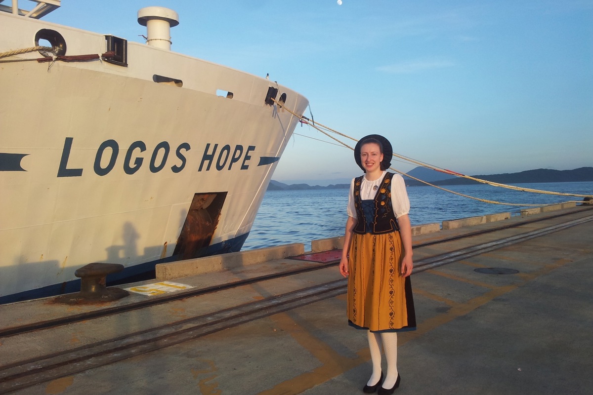 Mit der Tracht in El Salvador vor dem Schiff.