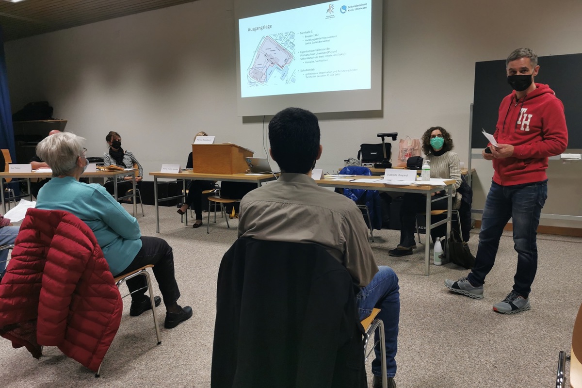 Mauro Pfister informierte über den geplanten Neubau der Turnhalle. Der Projektierungskredit dafür wurde an der Versammlung der Politischen Gemeinde am vergangenen Donnerstag zurückgewiesen.