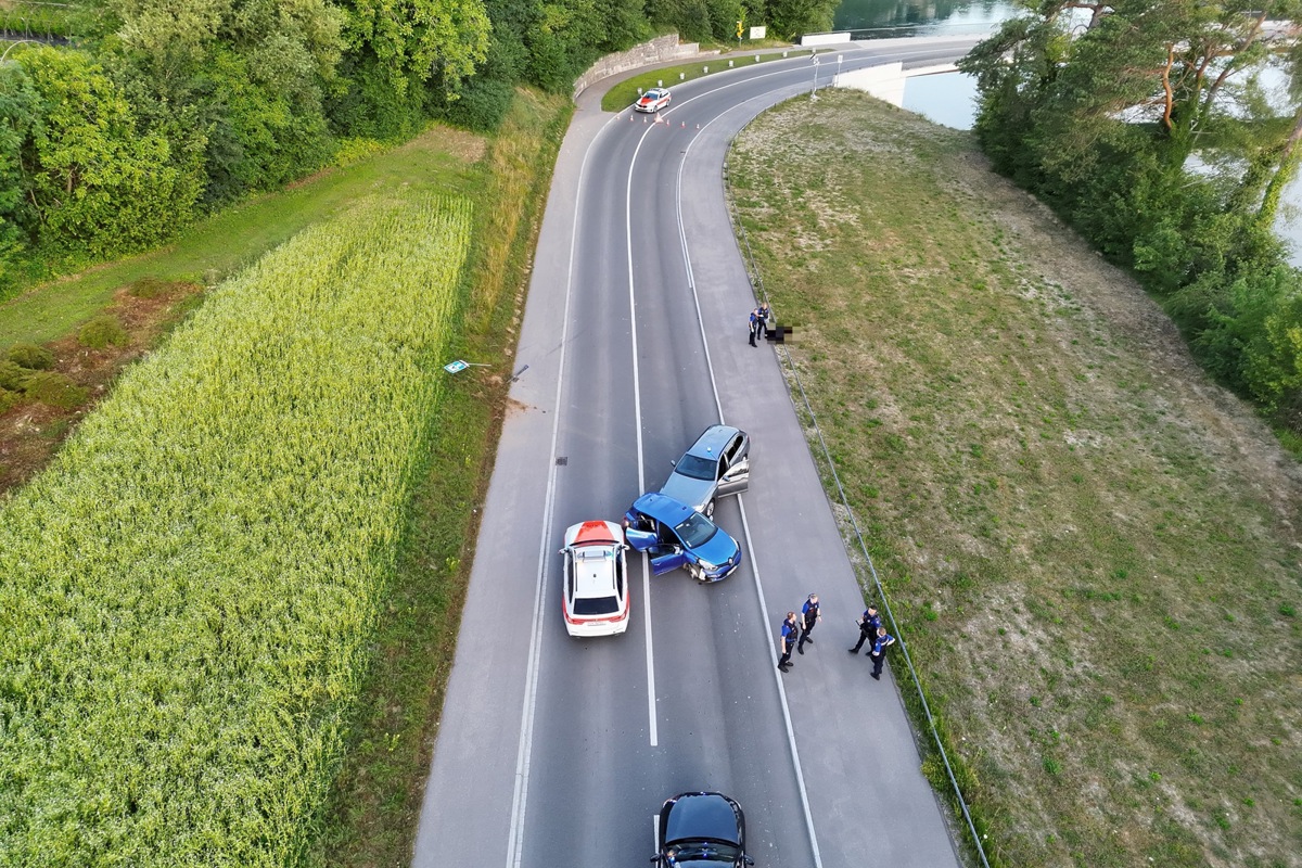 In Flaach konnte die Kantonspolizei das blaue Auto der drei Flüchtenden schliesslich stoppen.