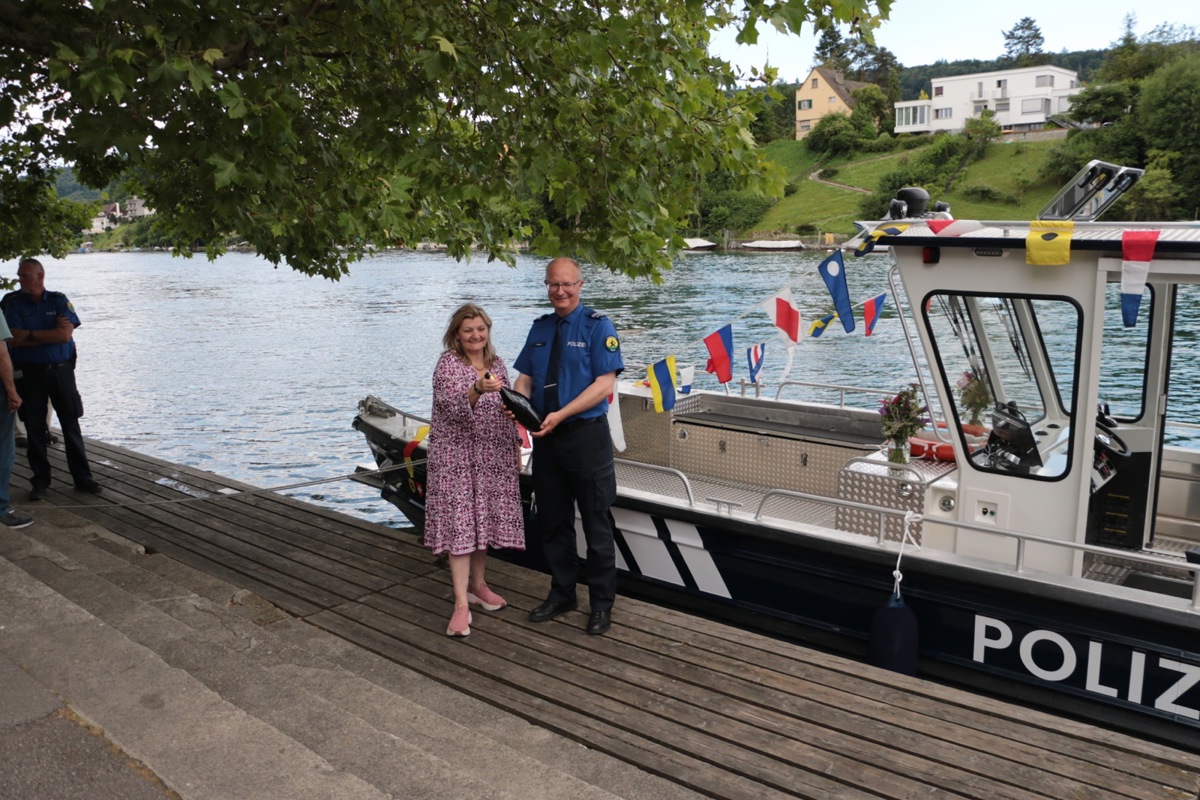 SVP-Regierungsrätin Cornelia Stamm Hurter und Polizeikommandant Philipp Maier taufen das neue Schiff.