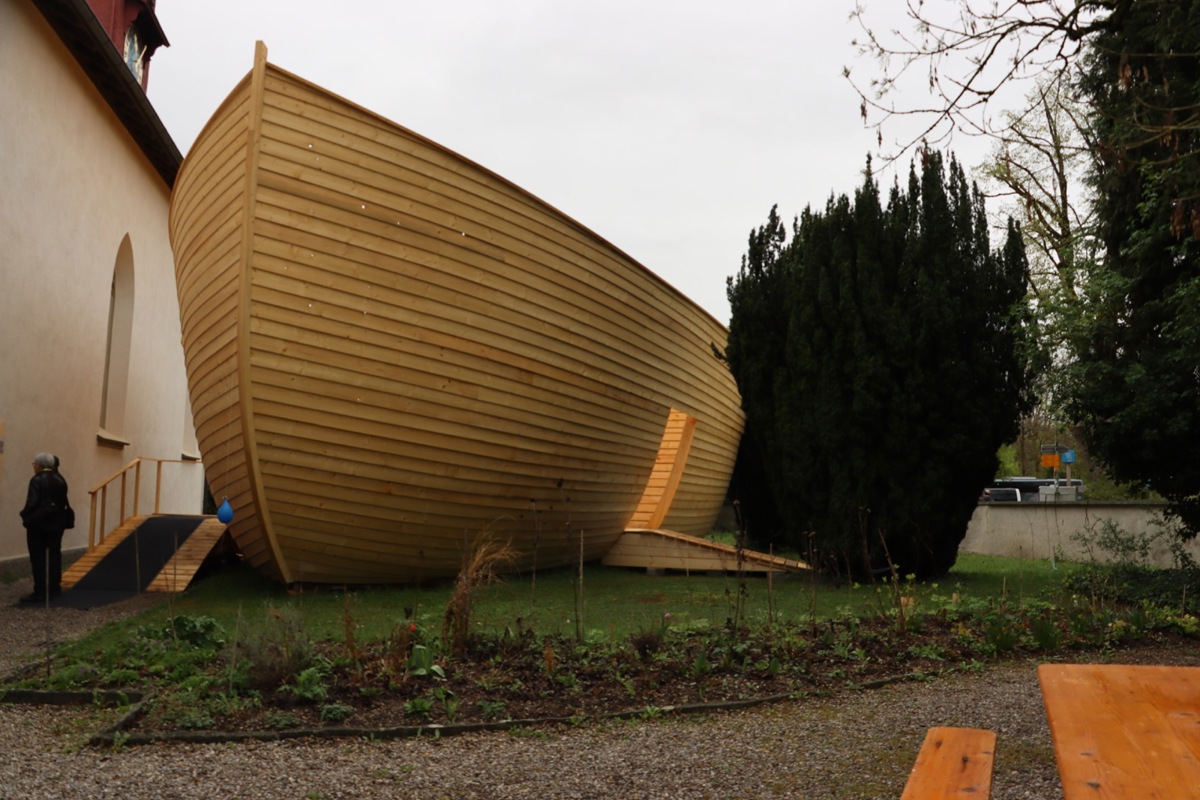 Die «Arche 2.0» im Vorgarten der Kirche Laufen am Rheinfall bietet Platz für rund 80 Personen.