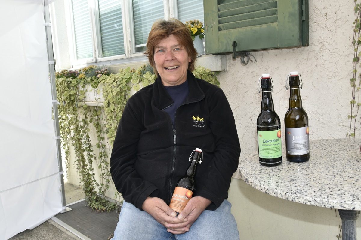 Sonja Fritschi hält eine der letzten Flaschen «Surgrauech» in der Hand – ab sofort gibt es den Apfelwein nur noch als «Saftmit» oder die Version ohne Alkohol.