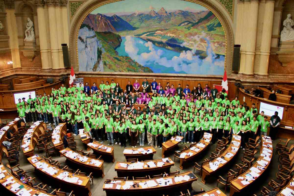 Die farbigen Shirts unterschieden nach Gruppen – Grün = Teilnehmende, Dunkelgrün = Geschäftsleitung, Violett = OK, 
Blau = Forum – und zeigten dem Personal, wer wo im Bundeshaus Zutritt hatte.