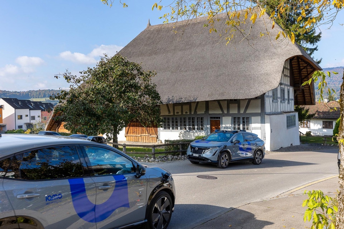Im Furttal laufen bereits erste Versuche mit selbstfahrenden Autos. Hier kreuzen sich zwei dieser zum Pilotprojekt «iamo» gehörenden Fahrzeuge vor dem Strohdachhaus in Hüttikon. 
