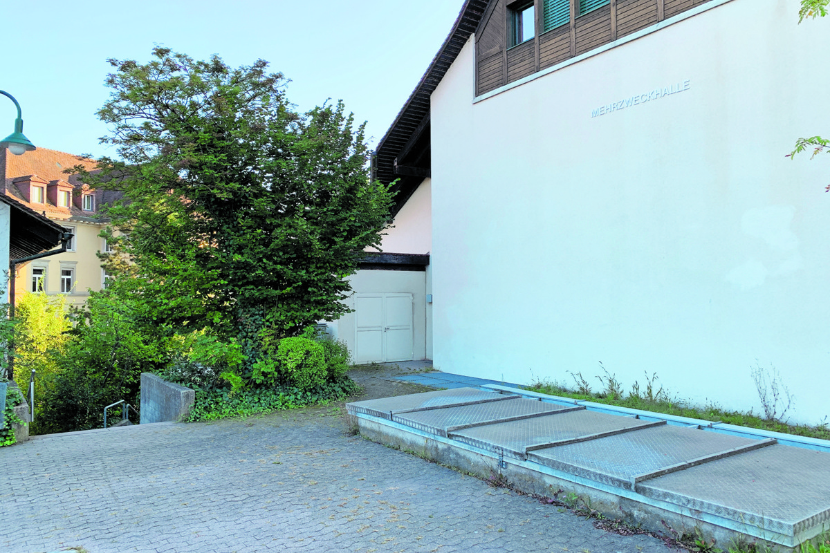 Vor 40 Jahren wurde die Primarschule erweitert. Unter der Mehrzweckhalle wird seither eine Holzschnitzelheizung betrieben. Bei einem «Ja» am 26. September an der Urne wird sie aufgehoben.