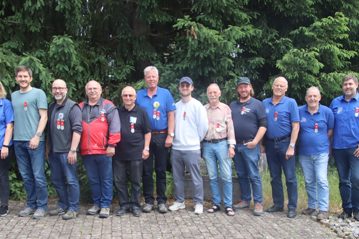 BSVA-Präsidentin Sabrina Geissler (ganz links) und Feldschiessenchef Adrian Keller (ganz rechts) mit den Stapfermedaillen­gewinnern (von links): David Joos, Roy Gisler, Wilhelm Manz, Ueli Buxtorf, Peter Schneble, Tim Nepfer, Fritz Griesser, Florian Spitzer, Bruno Winkler und Ernst Freimüller.