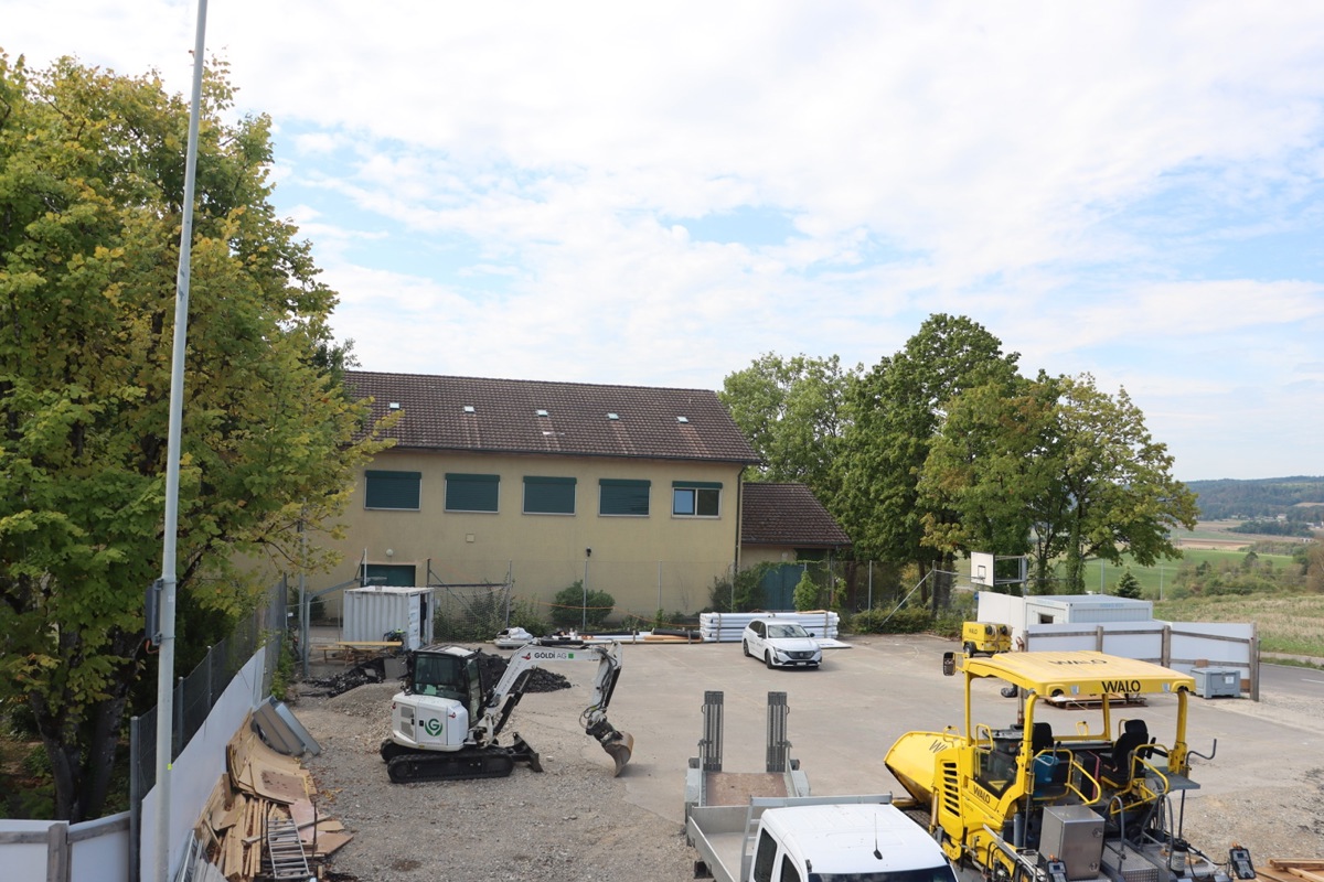 Die alte Turnhalle (links) steht kurz vor dem Abbruch. Ist sie verschwunden, öffnet sich vom Schulareal der Blick hinaus in die Landschaft.