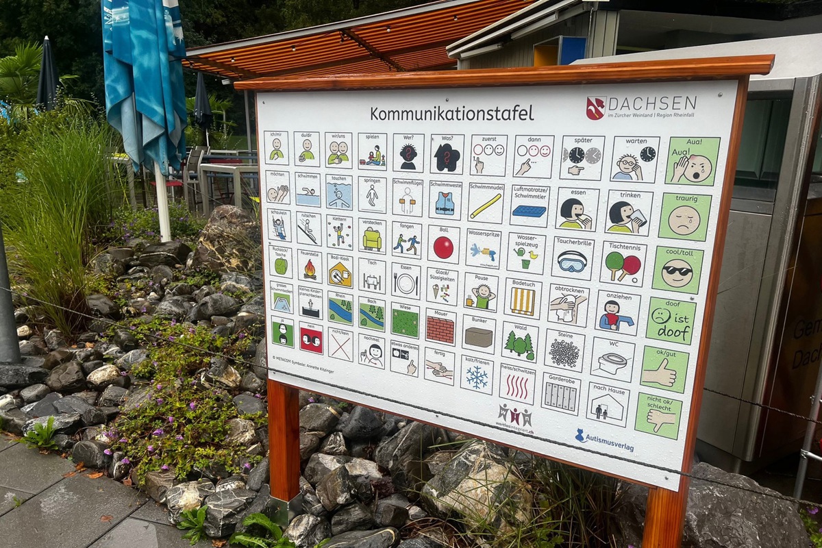 66 Symbole für mehr Verständigung: Die neue Kommunikationstafel in der Badi Bachdelle erleichtert Menschen mit Sprachschwierigkeiten den Austausch – genutzt wird sie aber auch von Touristen und gesunden Menschen, mit geringen Deutschkenntnissen.