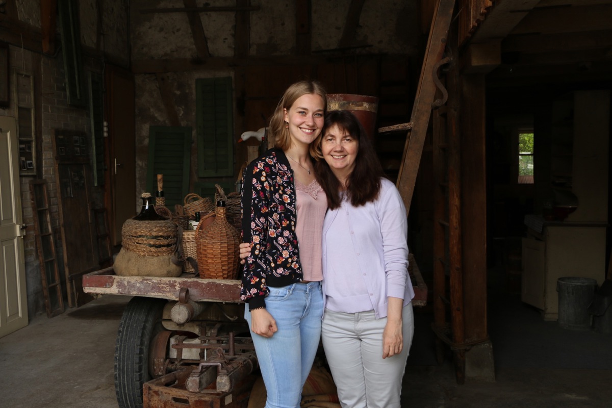 Jeanine und Yvonne Birrer in der kleinen Schelling-Scheune. Jeanine und Yvonne Birrer in der kleinen Schelling-Scheune.