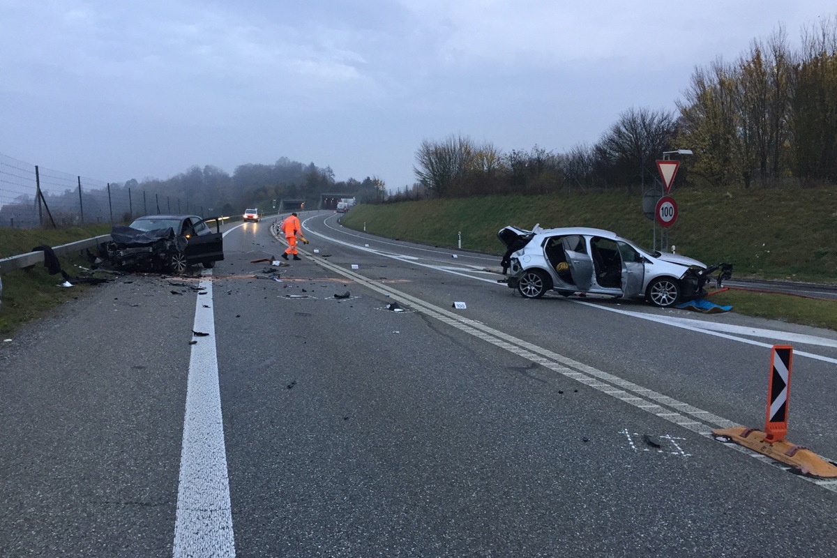 Der Unfall vom 4. November 2017 forderte ein Todesopfer. Der junge Mann sass auf der Rückbank des silbernen Autos. Im Hintergrund ist der Tanklaster zu erkennen.