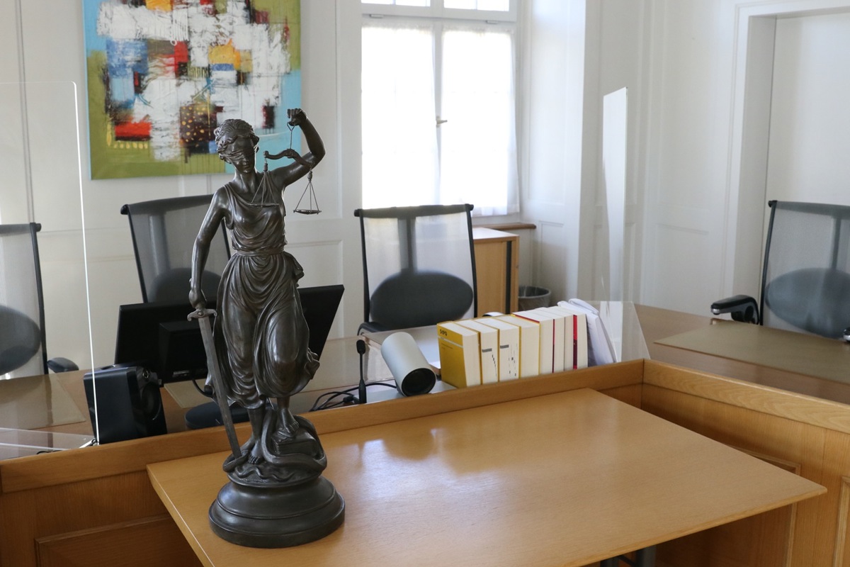 Justitia im Saal des Andelfinger Bezirksgerichts.