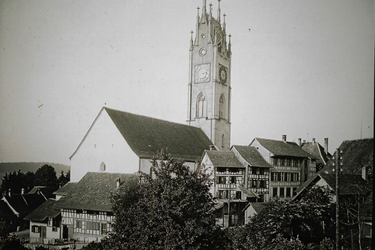 Ein Foto von 1900 zeigt noch das Karrerhaus, das ans Mesmerhaus angebaut war (Bildmitte). Es wurde 1937 abgerissen. Im Vordergrund links das an die Kirche angebaute Klebhaus, das 2015 aufwendig saniert wurde.