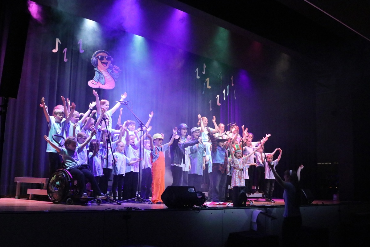 Das Y beim «YMCA» – einer der 18 Ohrwürmer, den die Wylandmeisli originell präsentierten.