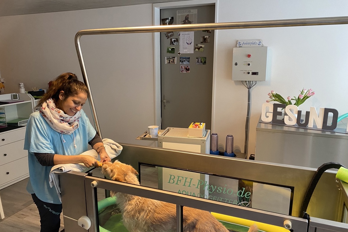 Mit dem eigenen Unterwasserlaufband erfüllte sich Binia-Maria Reinmuth einen Traum. Als Hundephysiotherapeutin trainiert sie mit ihren Schützlingen individuell mit unterschiedlichen Wasserhöhen