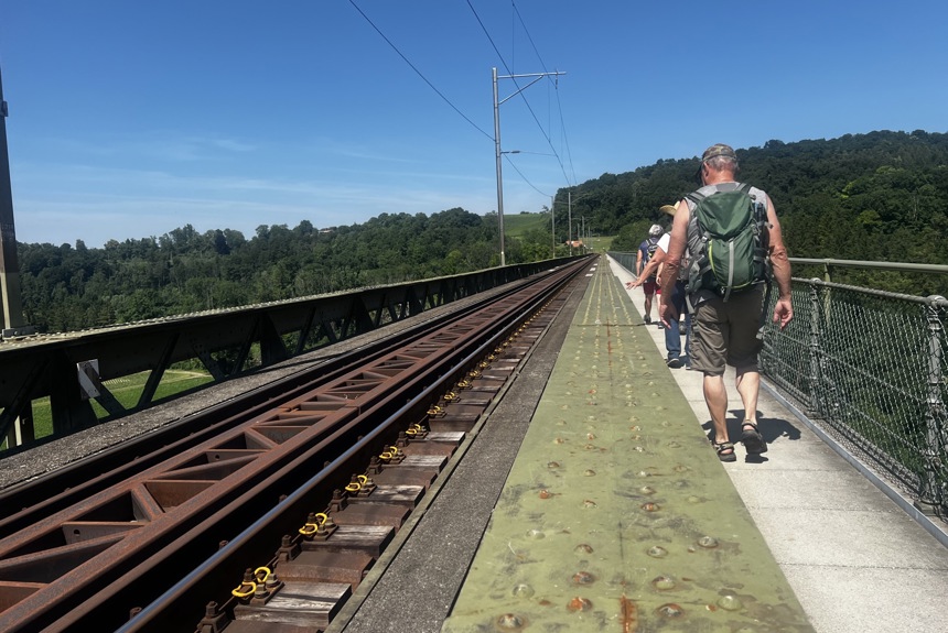 2907 7 Die Wandergruppe Fit Auf Der Bruecke Angekommen St11