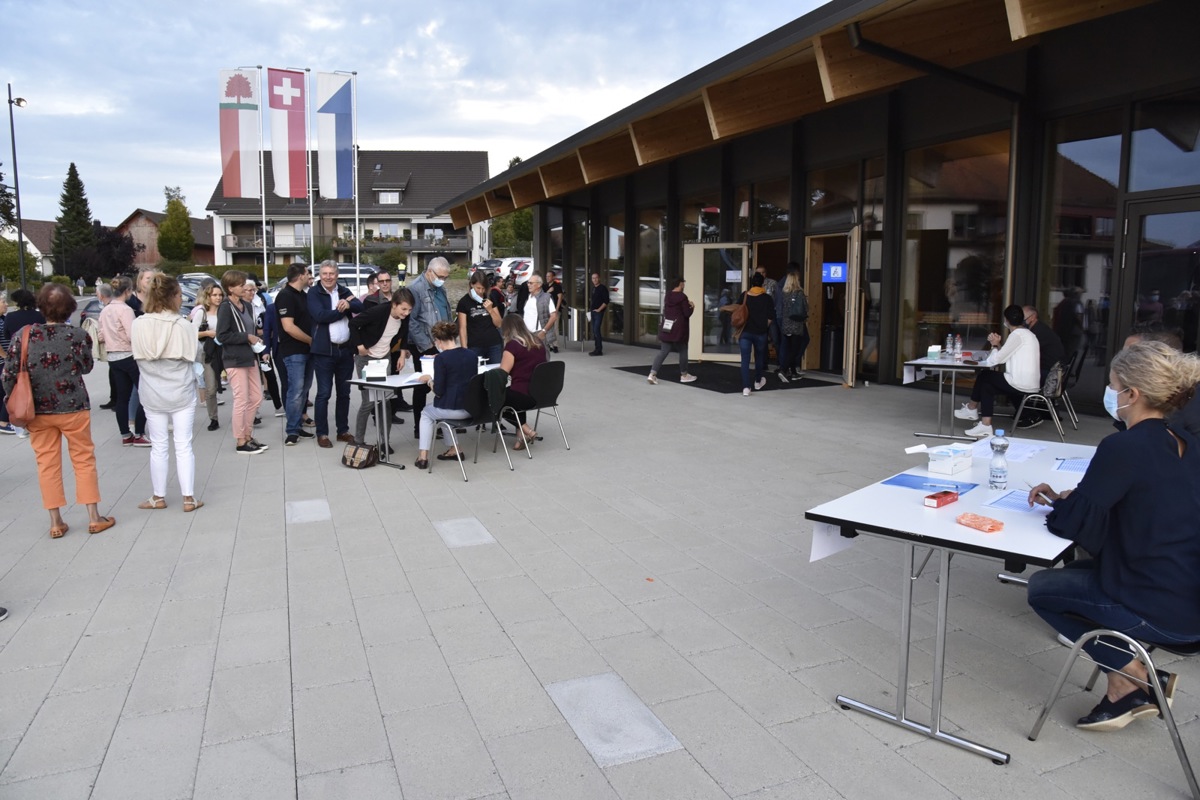 Anstehen vor der Irchelhalle: Die Gäste mussten sich registrieren lassen – am Dorfemer Stand war am meisten los.