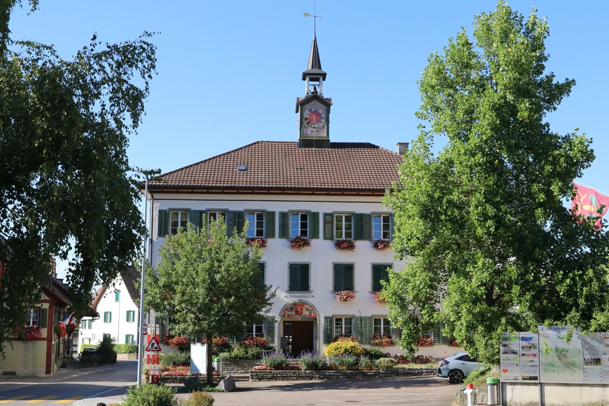 Das Gemeindehaus mitten in Flaach wurde in Etappen erstellt und ist sanierungsbedürftig. Die Wohnung im zweiten Stock steht leer.