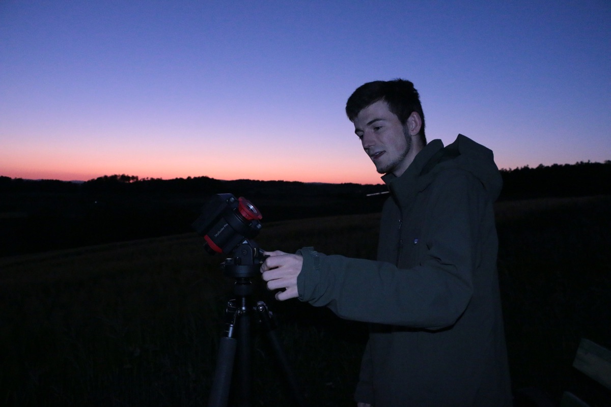 Astrofotograf Andreas Jones richtet sich auf dem Grossvaterbuck bei Ossingen …
