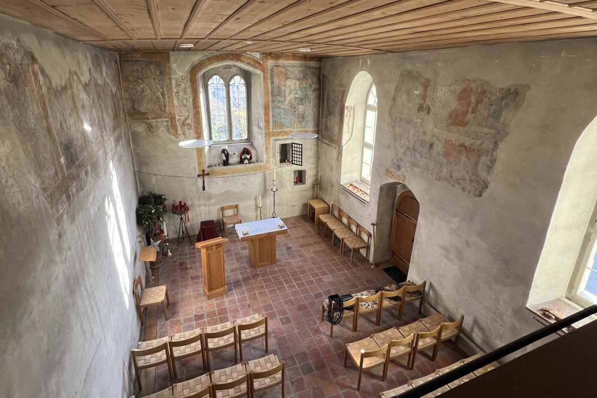 Die Fresken aus dem 15. Jahrhundert sind der eigentliche Schatz der Dorfkapelle – ihre Bewahrung steht nun im Zen­trum der Sanierung.