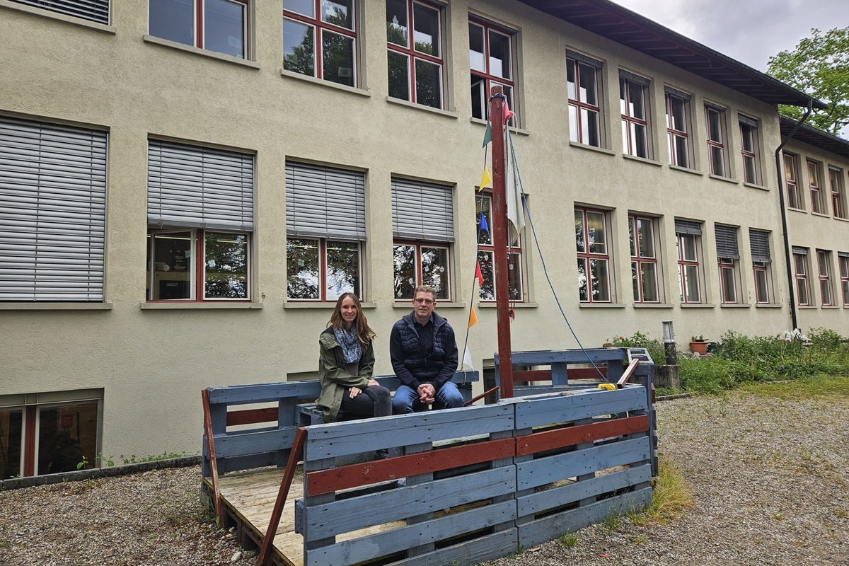 Die Schulpflegemitglieder Tanja Erb und Markus Keller vor dem sanierungsbedürftigen Primarschulhaus. An einer Informationsveranstaltung am 24. Mai präsentieren sie der Trülliker Bevölkerung zwei Varianten der Sanierung.