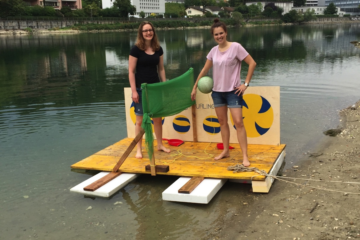 Im letzten Jahr waren Linda Orlandi (links) und Susanne Wipf als Volleyballerinnen unterwegs.